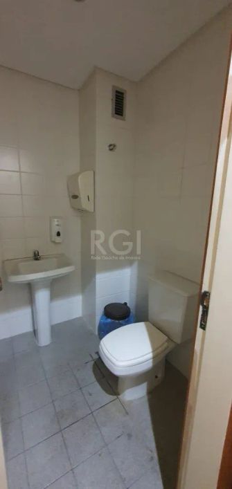 Ótima sala comercial localizada em área nobre e de fácil acesso da cidade! Ampla sala comercial tota