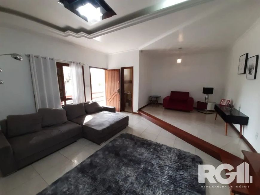 Casa ampla com piscina quiosque e churrasqueira. Possui 226m² privativos e 3 dormitórios e 4 vagas.