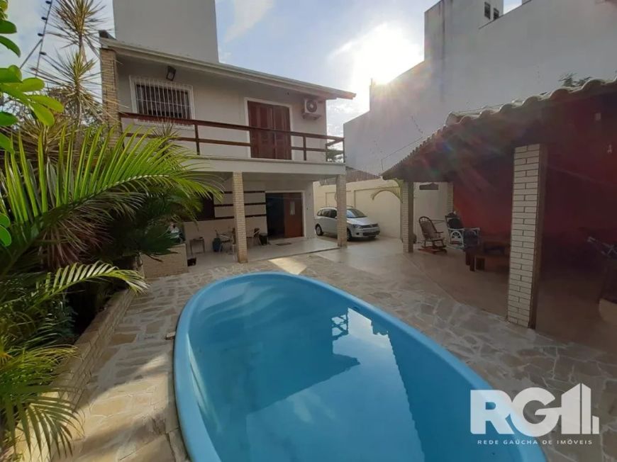 Casa ampla com piscina quiosque e churrasqueira. Possui 226m² privativos e 3 dormitórios e 4 vagas.
