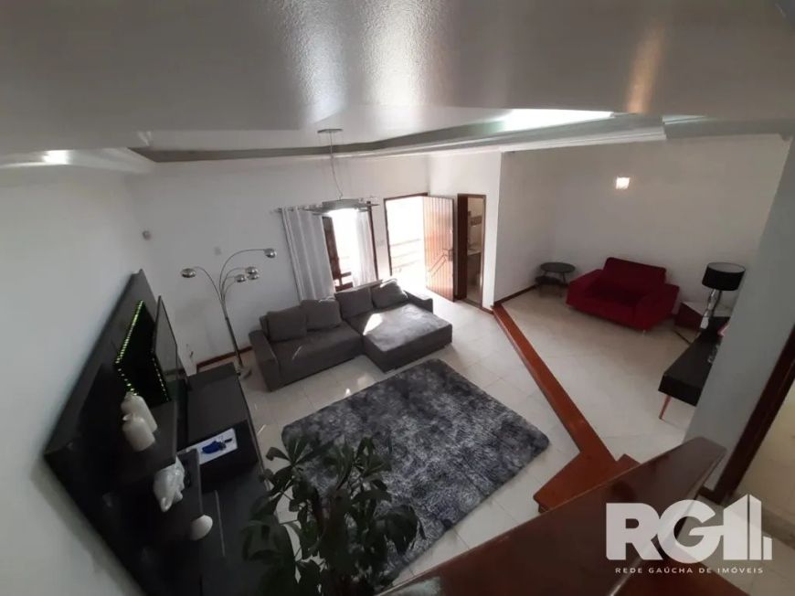 Casa ampla com piscina quiosque e churrasqueira. Possui 226m² privativos e 3 dormitórios e 4 vagas.