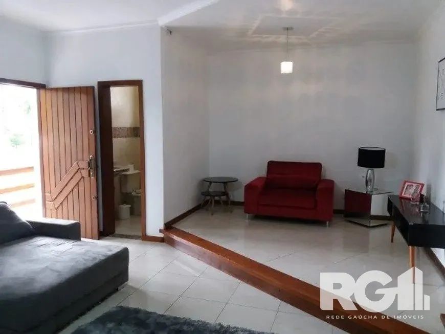Casa ampla com piscina quiosque e churrasqueira. Possui 226m² privativos e 3 dormitórios e 4 vagas.