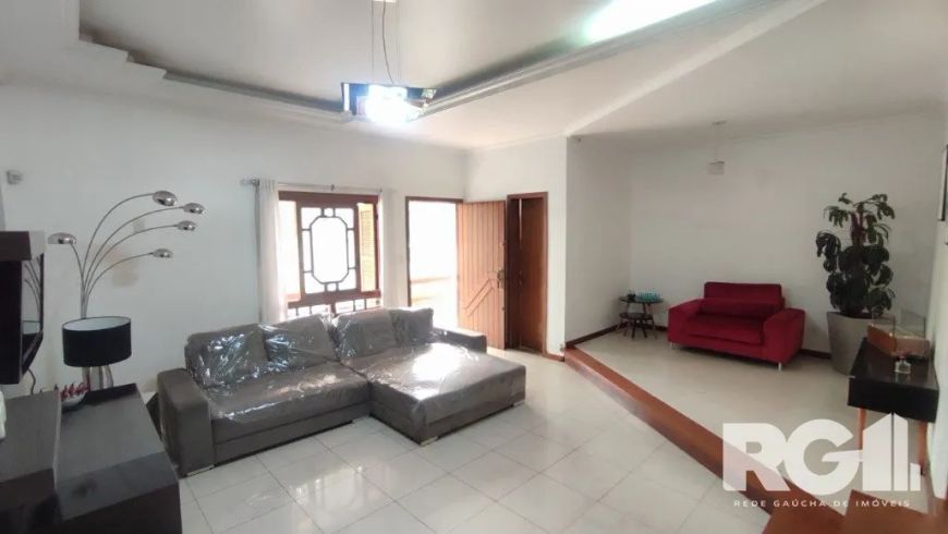 Casa ampla com piscina quiosque e churrasqueira. Possui 226m² privativos e 3 dormitórios e 4 vagas.