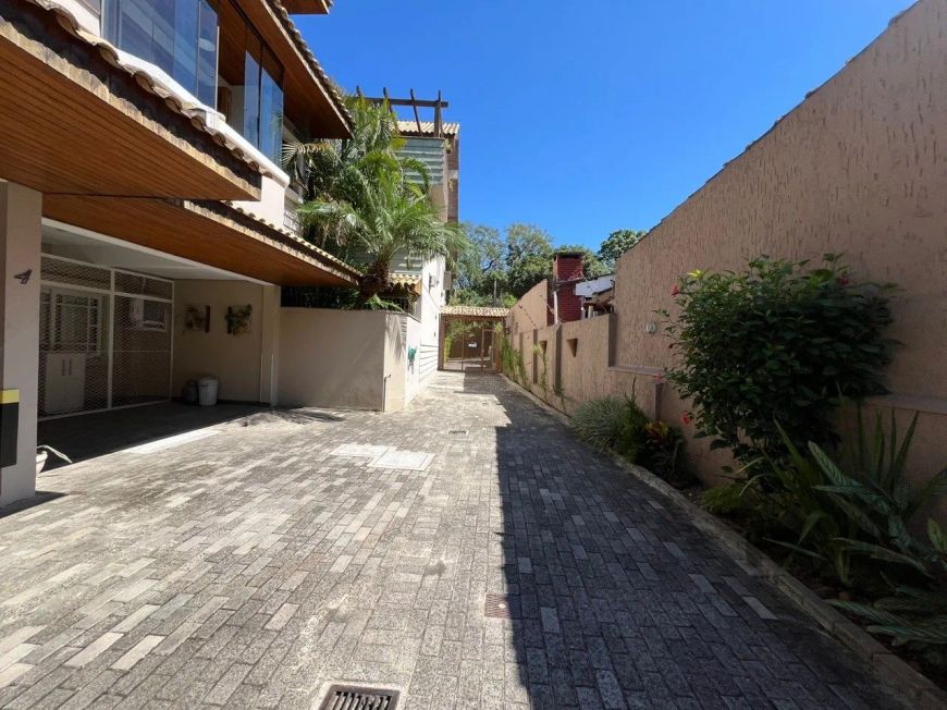 Casa em condomínio enxuto na zona sul de Porto Alegre.Casa com lavabo, sala ampla com móveis e espel