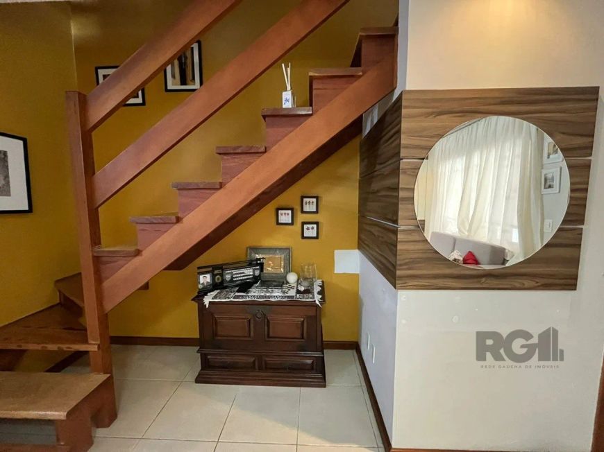 Casa em condomínio enxuto na zona sul de Porto Alegre.Casa com lavabo, sala ampla com móveis e espel