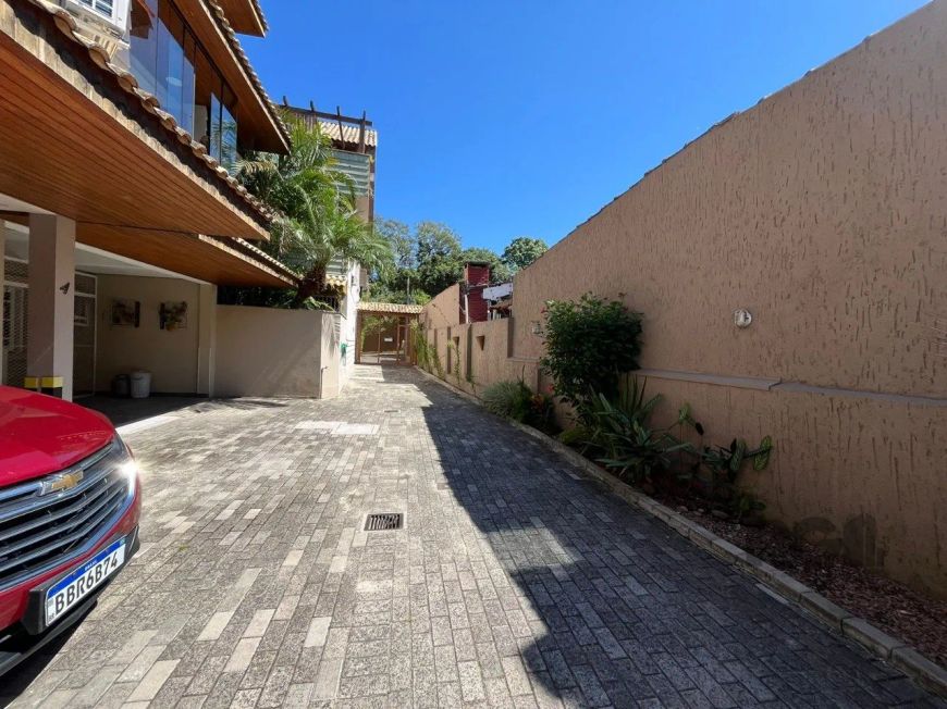 Casa em condomínio enxuto na zona sul de Porto Alegre.Casa com lavabo, sala ampla com móveis e espel