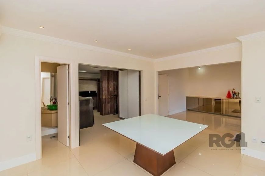 Excelente apartamento reformado, na área nobre do centro de Porto Alegre, são 153m2 de área privativ