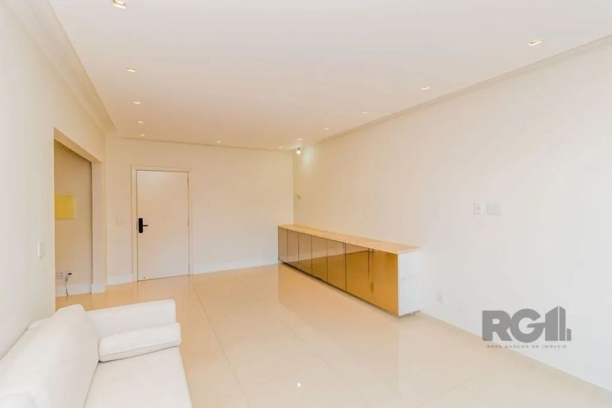 Excelente apartamento reformado, na área nobre do centro de Porto Alegre, são 153m2 de área privativ