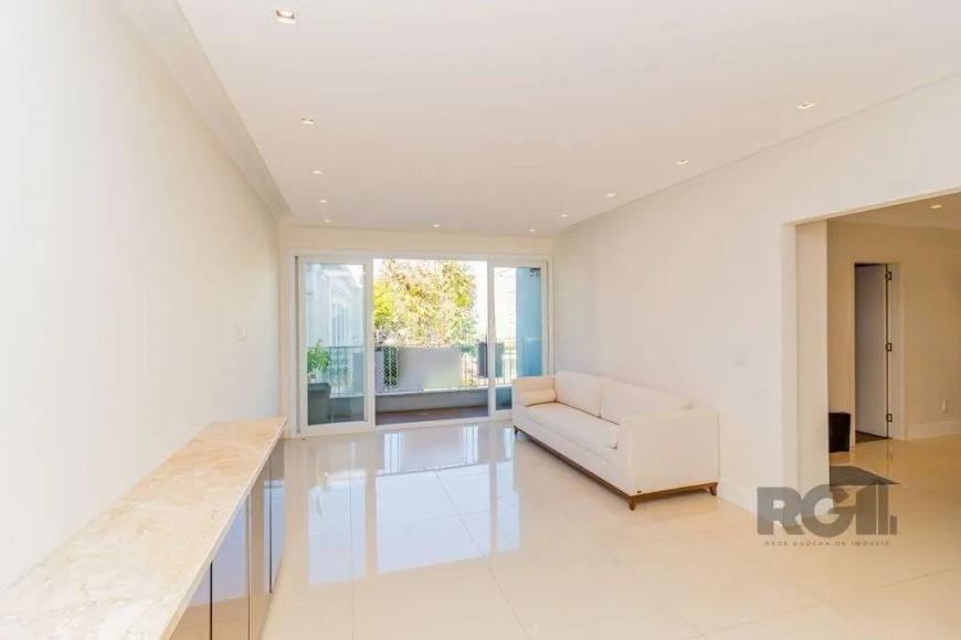 Excelente apartamento reformado, na área nobre do centro de Porto Alegre, são 153m2 de área privativ