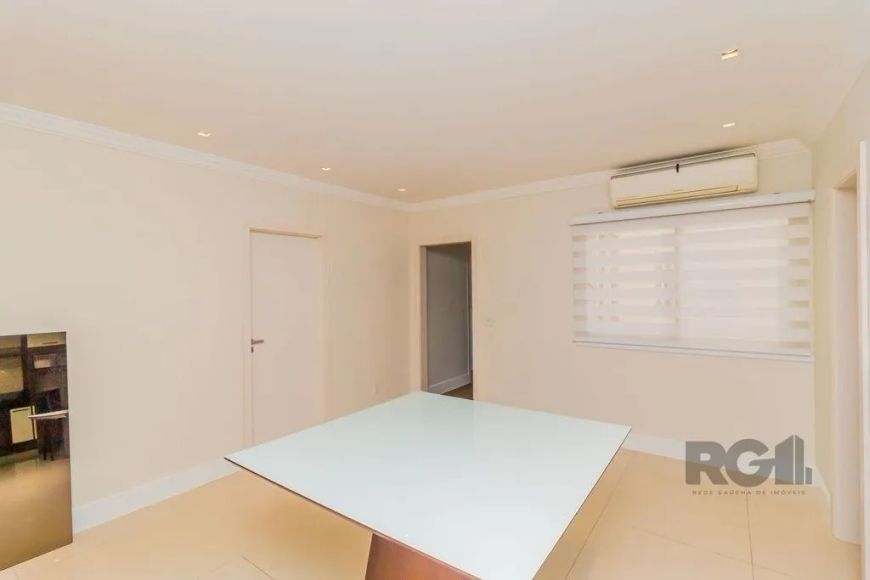 Excelente apartamento reformado, na área nobre do centro de Porto Alegre, são 153m2 de área privativ