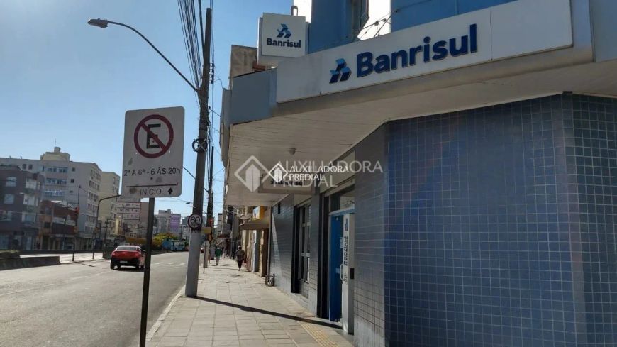 AMPLA LOJA DE ESQUINA EM AVENIDA MOVIMENTADA
