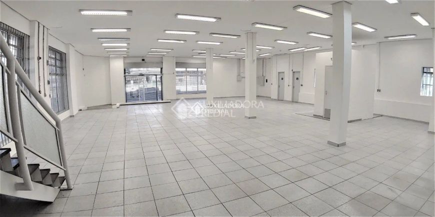 AMPLA LOJA DE ESQUINA EM AVENIDA MOVIMENTADA
