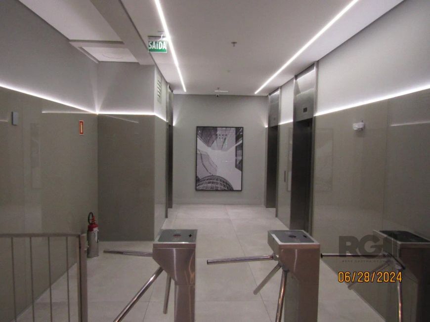 Sala comercial de frente, com 40,78 metros privativos, banheiro social, muito clara, e totalmente en