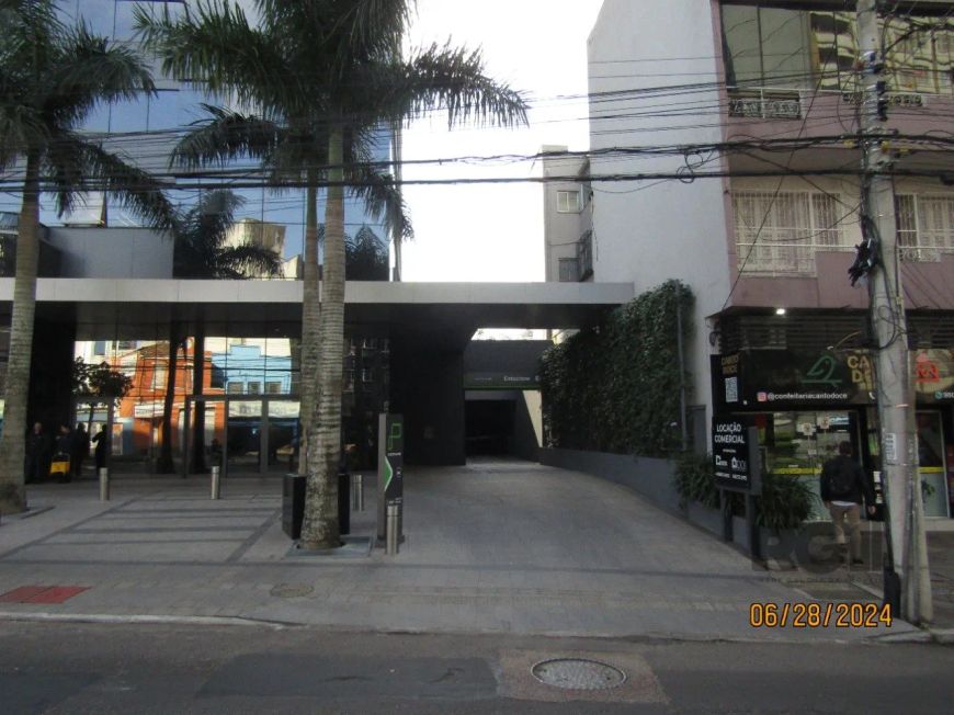 Sala comercial de frente, com 40,78 metros privativos, banheiro social, muito clara, e totalmente en