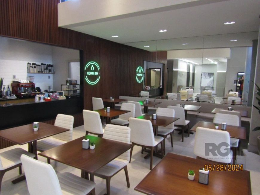 Sala comercial de frente, com 40,78 metros privativos, banheiro social, muito clara, e totalmente en