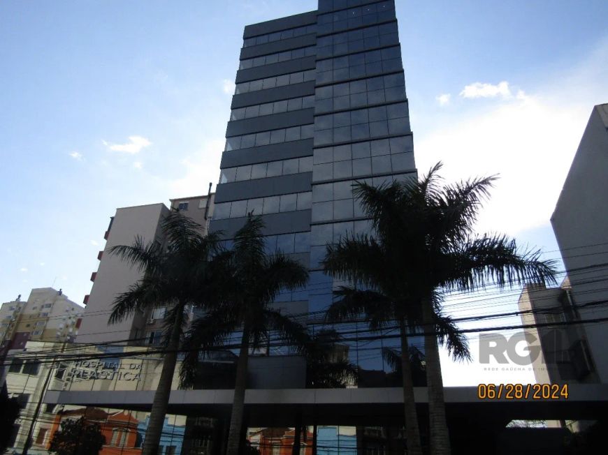 Sala comercial de frente, com 40,78 metros privativos, banheiro social, muito clara, e totalmente en