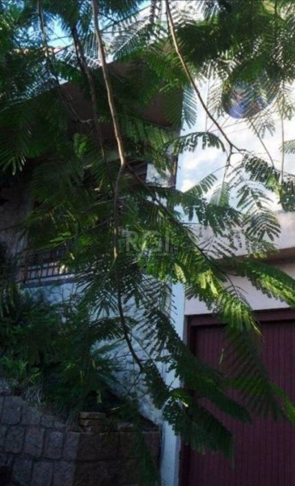 Casa Padrão no bairro Chácara das Pedras em Porto Alegre. Casa com três (3) dormitórios, uma (1) suí