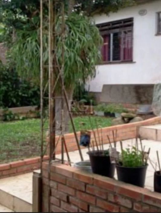 Casa Padrão no bairro Chácara das Pedras em Porto Alegre. Casa com três (3) dormitórios, uma (1) suí