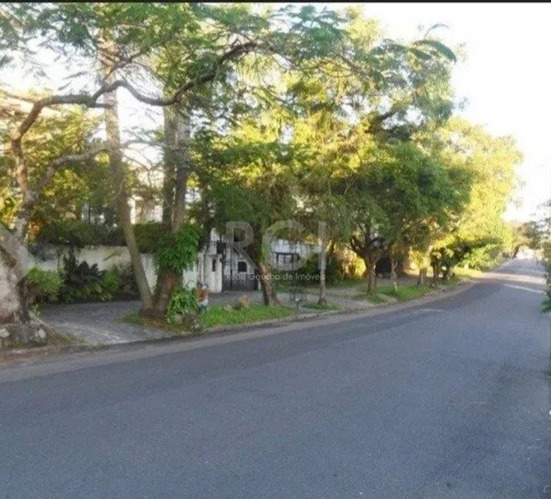 Casa Padrão no bairro Chácara das Pedras em Porto Alegre. Casa com três (3) dormitórios, uma (1) suí