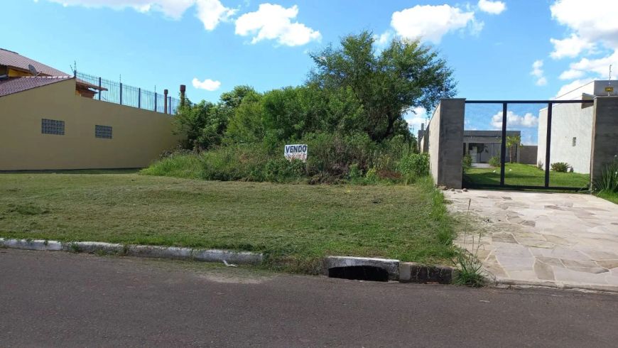 Dois terrenos lado a lado, que somam 900m² (20x45m) em rua calma e ótimo bairro residencial