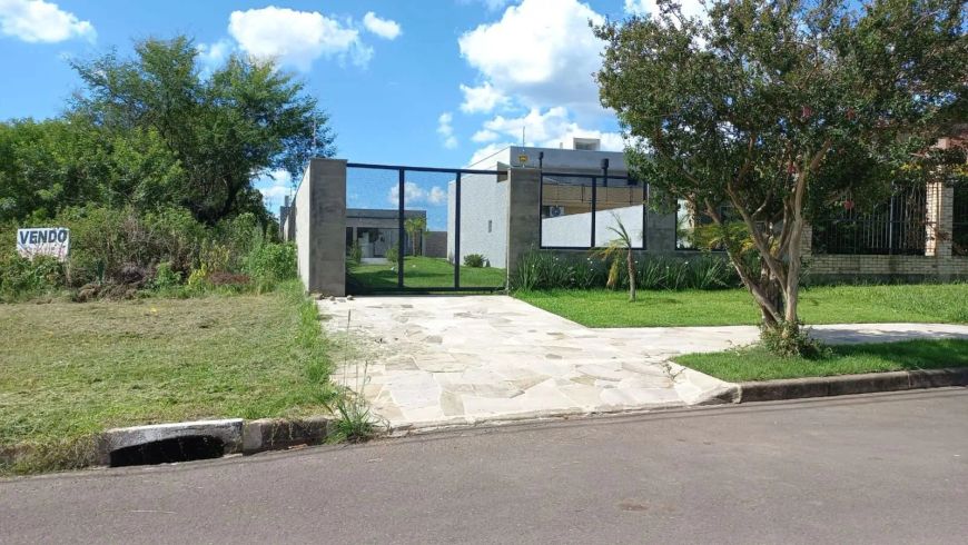 Dois terrenos lado a lado, que somam 900m² (20x45m) em rua calma e ótimo bairro residencial