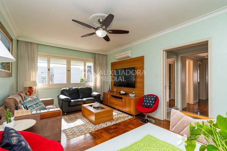 Amplo apartamento com 3 dormitórios e vaga escriturada no Menino Deus