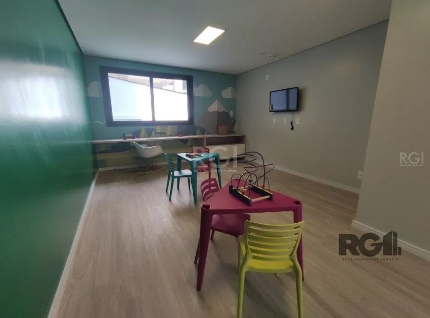 Apartamento semimobiliado, 2 dormitórios sendo 1 suíte, living 2 ambientes, banheiro social, cozinha