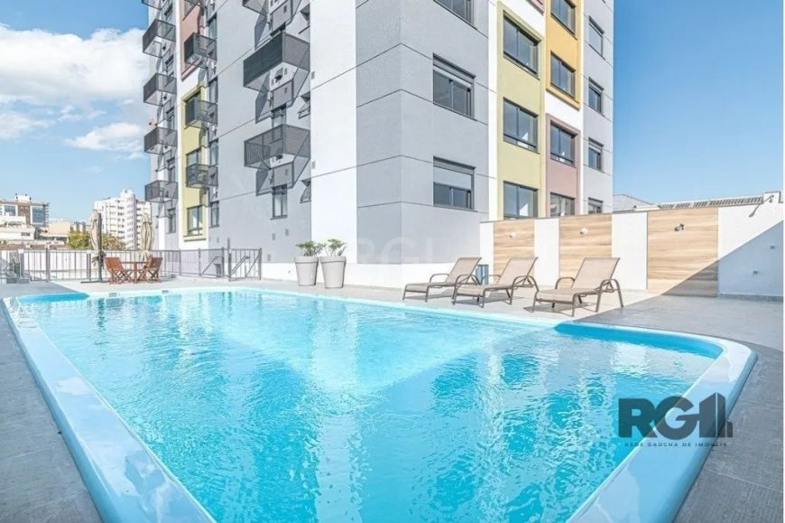 Apartamento semimobiliado, 2 dormitórios sendo 1 suíte, living 2 ambientes, banheiro social, cozinha