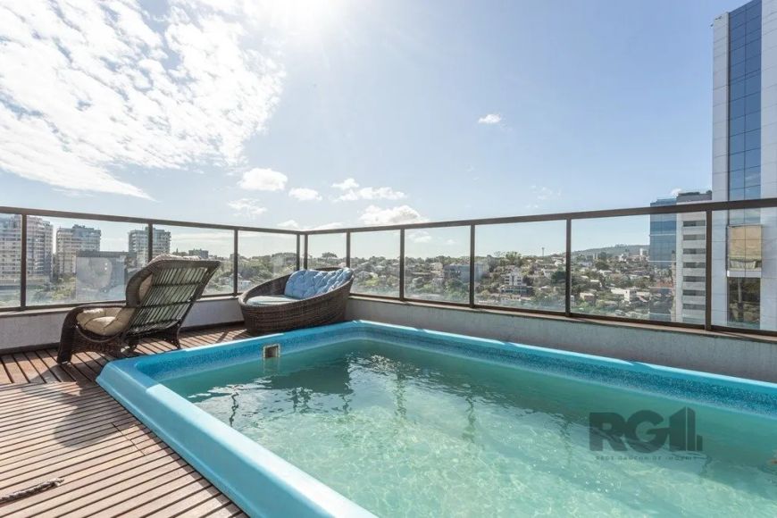 Descubra o privilégio de viver nesta espetacular cobertura de 220m² privativos, ao lado do Parque Ge
