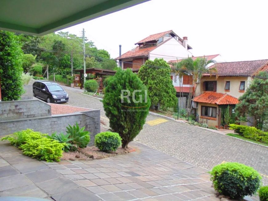 Excelente casa em condomínio com segurança e portaria 24 horas, vagas para visitantes, piscina compl