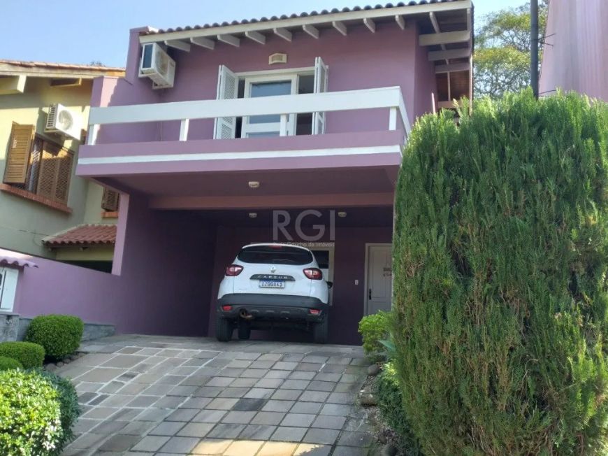 Excelente casa em condomínio com segurança e portaria 24 horas, vagas para visitantes, piscina compl