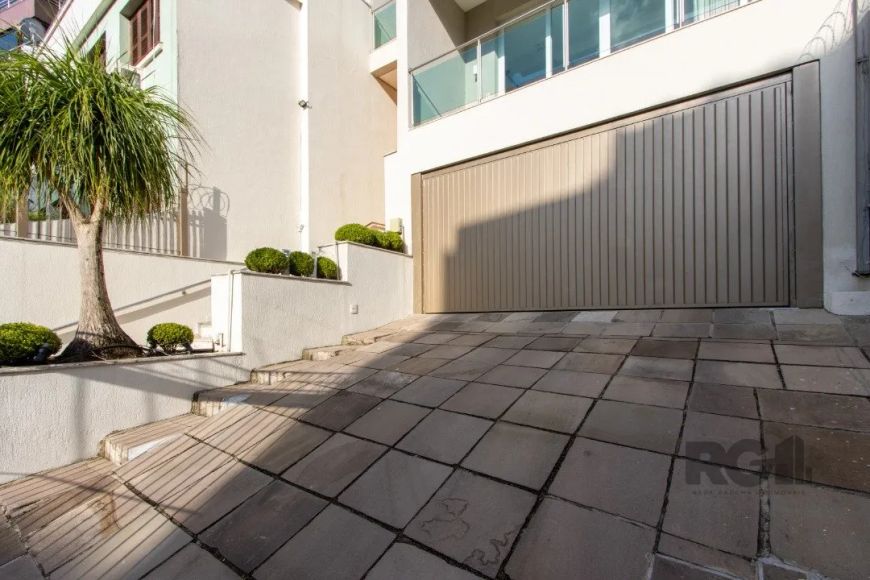 Esta magnífica residência de alto padrão, situada no prestigiado bairro Menino Deus, é uma verdadeir