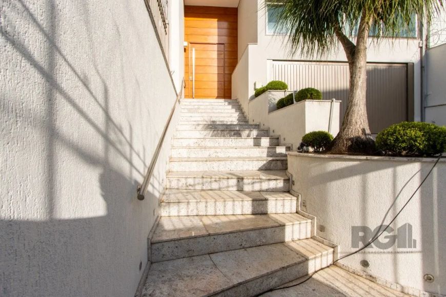 Esta magnífica residência de alto padrão, situada no prestigiado bairro Menino Deus, é uma verdadeir