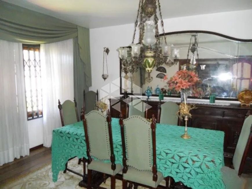 Casa com 3 dormitórios, sendo 1 suite, lavabo e vaga com 283m2 no bairro Santa Tereza
