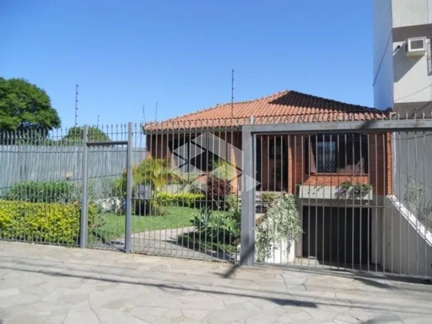Casa com 3 dormitórios, sendo 1 suite, lavabo e vaga com 283m2 no bairro Santa Tereza