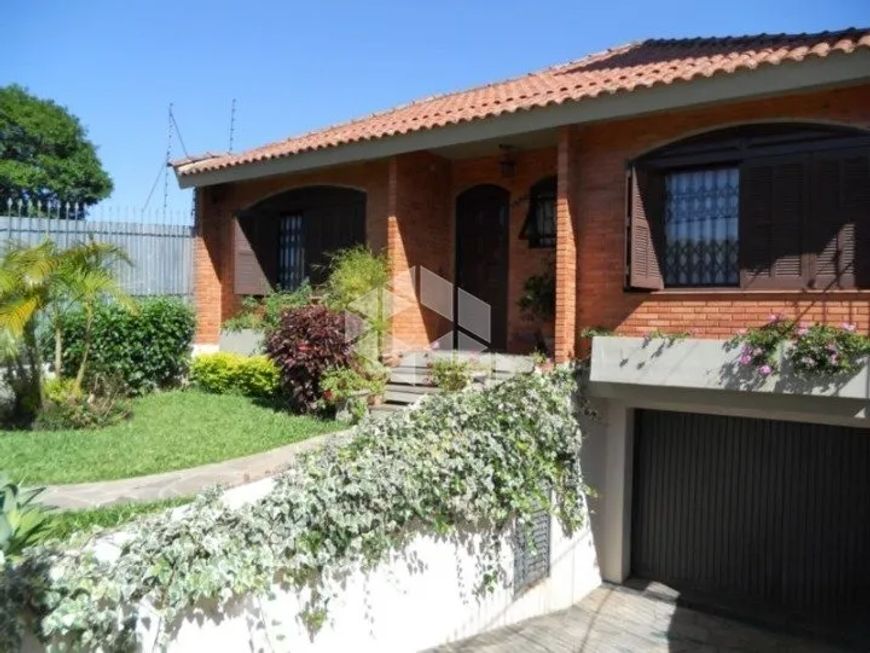 Casa com 3 dormitórios, sendo 1 suite, lavabo e vaga com 283m2 no bairro Santa Tereza