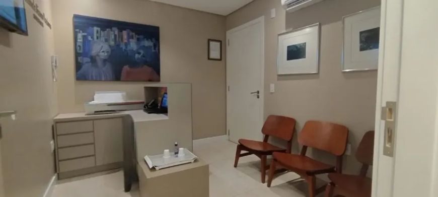 Sala comercial medindo 35,58 m² privativos no Trend 24 Offices, com uma sala de recepção mobiliada c