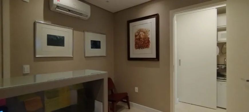 Sala comercial medindo 35,58 m² privativos no Trend 24 Offices, com uma sala de recepção mobiliada c