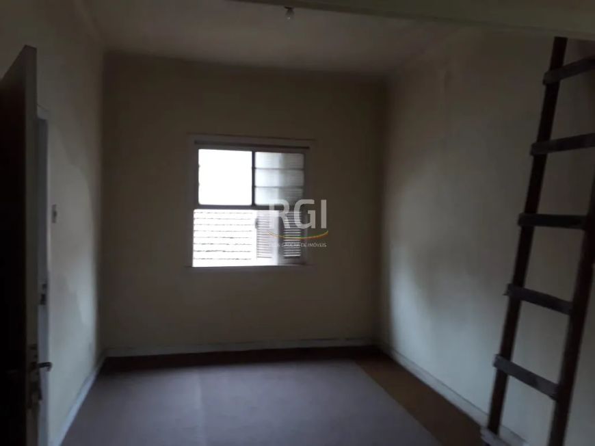 Casa com 4 dormitórios no bairro Menino Deus, sala de estar para 4 ambientes, 2 banheiros sociais, c