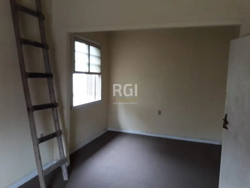 Casa com 4 dormitórios no bairro Menino Deus, sala de estar para 4 ambientes, 2 banheiros sociais, c