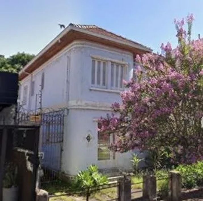 Casa com 4 dormitórios no bairro Menino Deus, sala de estar para 4 ambientes, 2 banheiros sociais, c