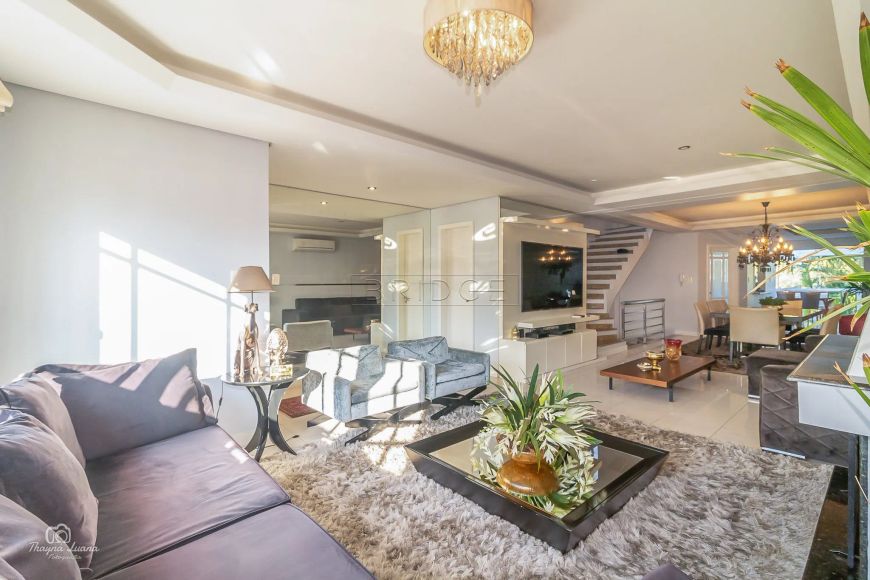 Linda casa reformada com 4 quartos com piscina !