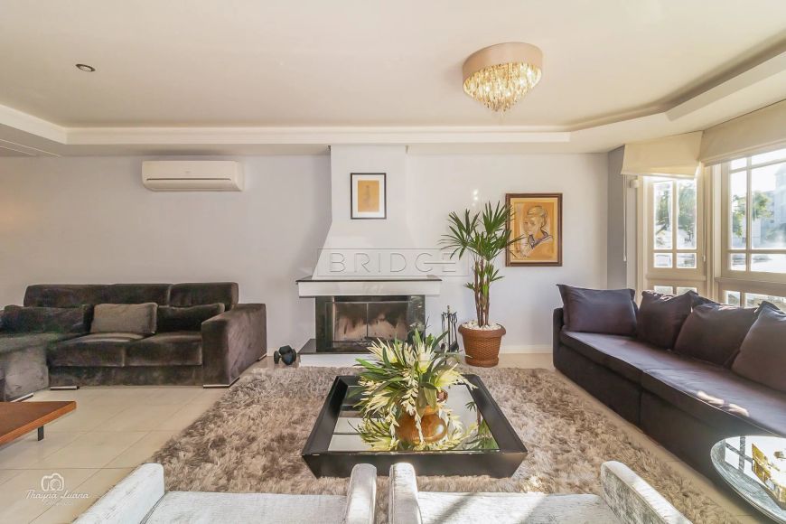 Linda casa reformada com 4 quartos com piscina !