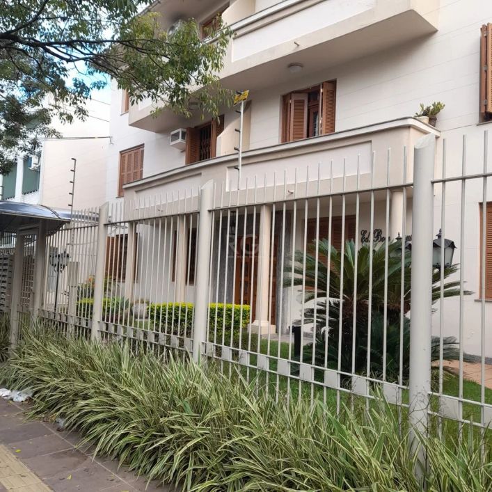OPORTUNIDADE ÚNICA NO BAIRRO MENINO DEUS. Amplo apartamento com 3 dormitórios, silencioso, janelas g