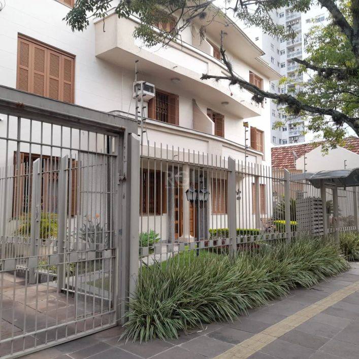 OPORTUNIDADE ÚNICA NO BAIRRO MENINO DEUS. Amplo apartamento com 3 dormitórios, silencioso, janelas g