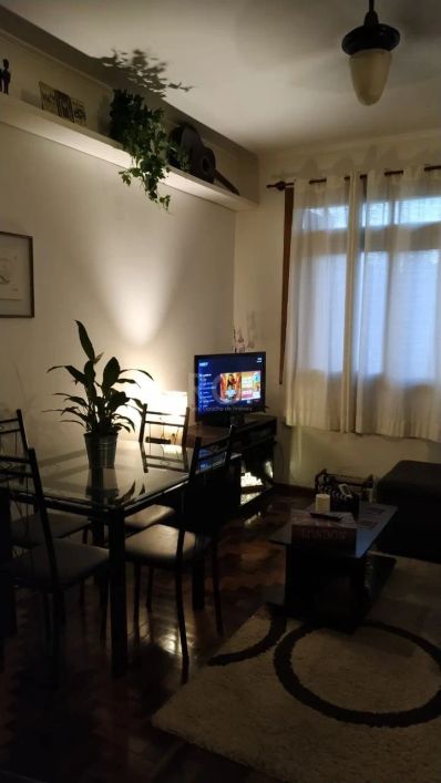 OPORTUNIDADE ÚNICA NO BAIRRO MENINO DEUS. Amplo apartamento com 3 dormitórios, silencioso, janelas g