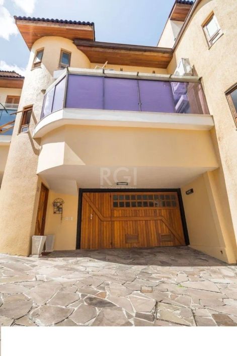 Casa em condomínio, 03 dormitórios uma suíte, 03 vagas de garagem, área 240,50m² de área útil, local