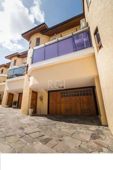 Casa em condomínio, 03 dormitórios uma suíte, 03 vagas de garagem, área 240,50m² de área útil, local