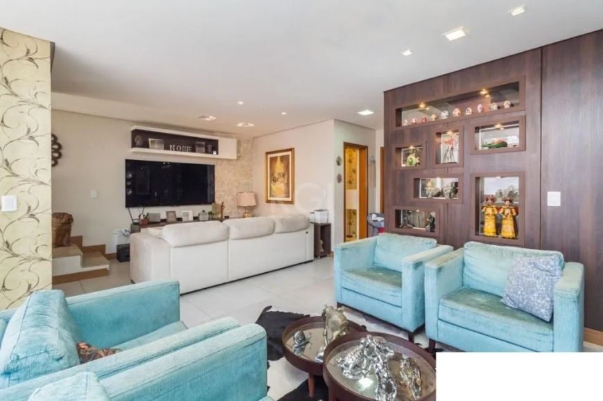 Casa em condomínio, 03 dormitórios uma suíte, 03 vagas de garagem, área 240,50m² de área útil, local