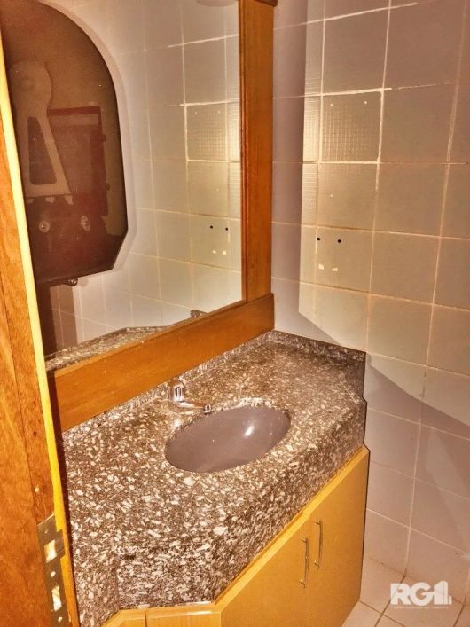Sala para locação recentemente reformada, com 135 m², piso em porcelanato, divisórias, luminárias e