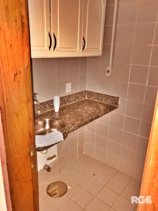 Sala para locação recentemente reformada, com 135 m², piso em porcelanato, divisórias, luminárias e